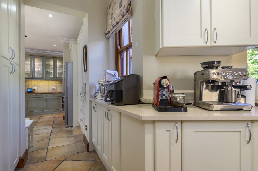 7 Bedroom Property for Sale in Zwaanswyk Western Cape